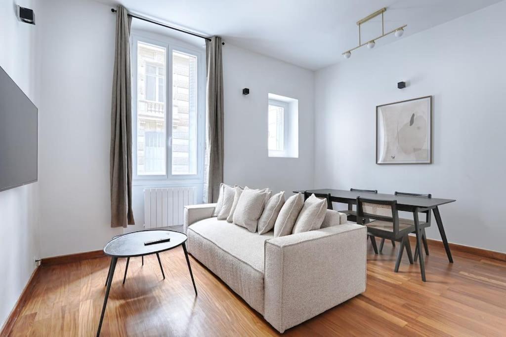 un salon avec un canapé et une table dans l'établissement Concorde Saint Honore Apartment 1BR 4P, à Paris