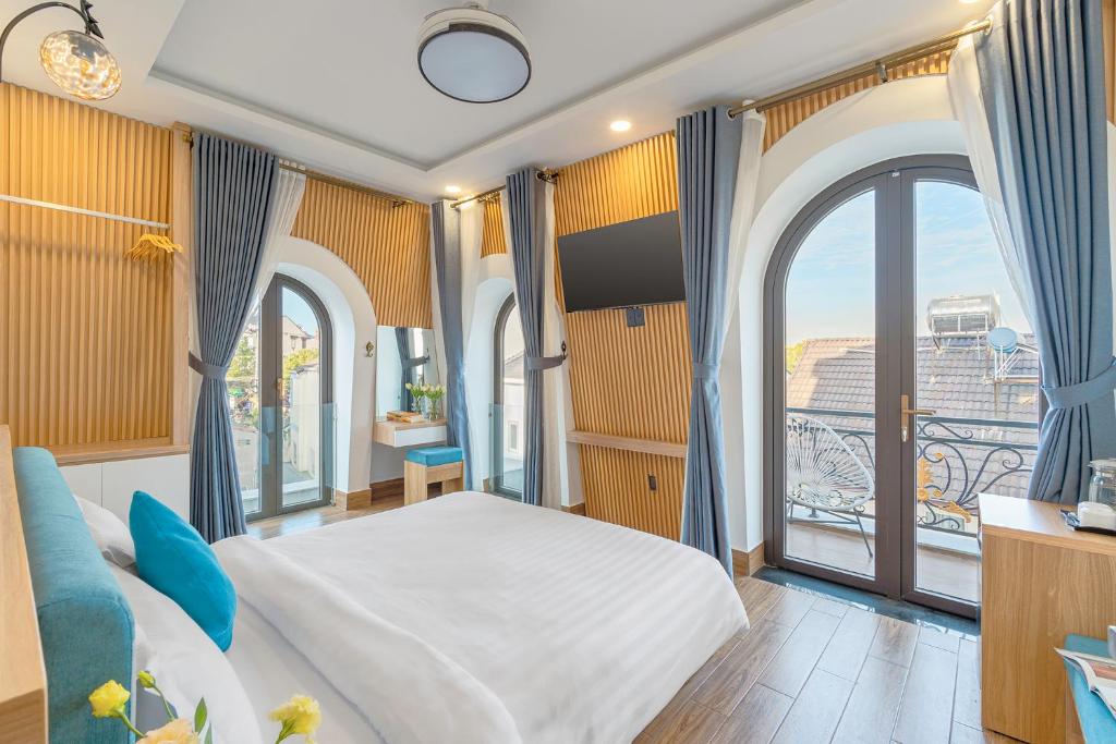 Postel nebo postele na pokoji v ubytování VMT Hotel Da Lat