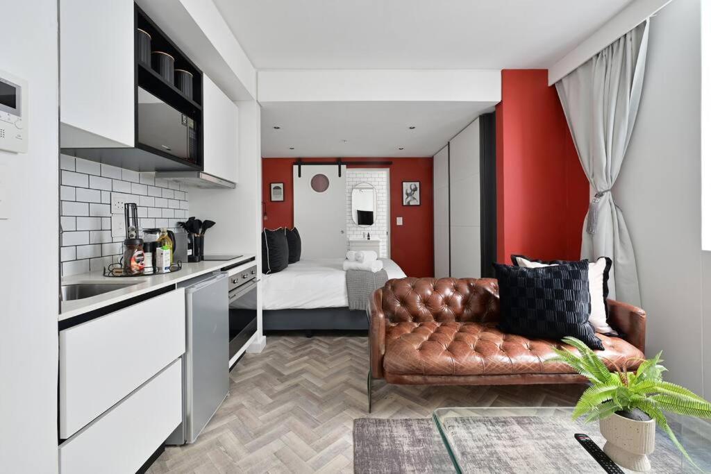 Kuchyň nebo kuchyňský kout v ubytování ELLA - Chic Studio Living in Central Cape Town