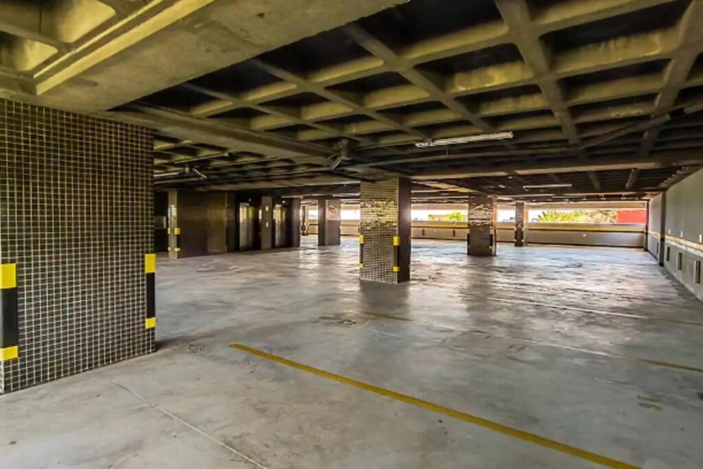 un parking vide dans un garage vide dans l'établissement Apto Studio 514 no RN Studio Premium em Maceió, à Maceió