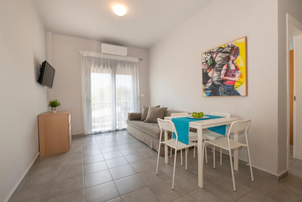 TV a/nebo společenská místnost v ubytování ammos seafront family apartments