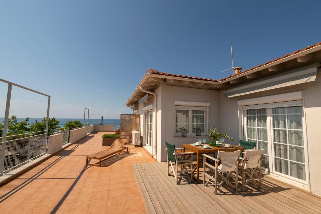 Balkón nebo terasa v ubytování ammos seafront family apartments