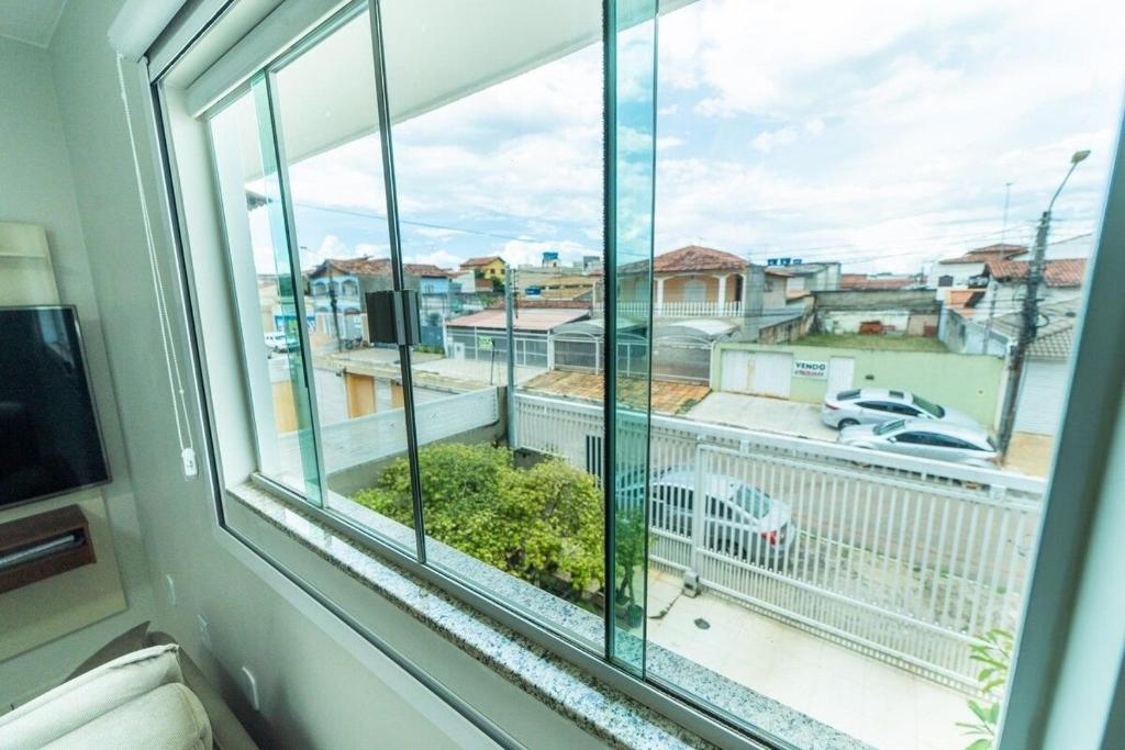 a room with a window with a view of a city at 20%OFF até 4hospedes Wi-fi 400Mb/s ,Cozinha Compl in Brasilia