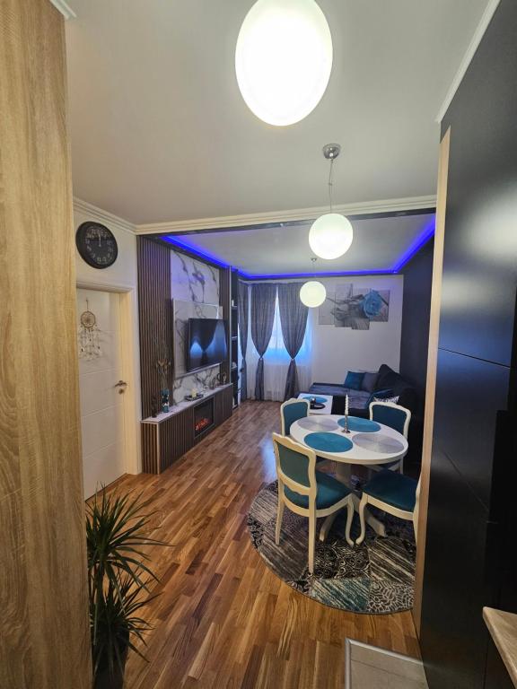 パレにあるParlament- Jahorina-Paleのテーブルとソファのあるリビングルーム