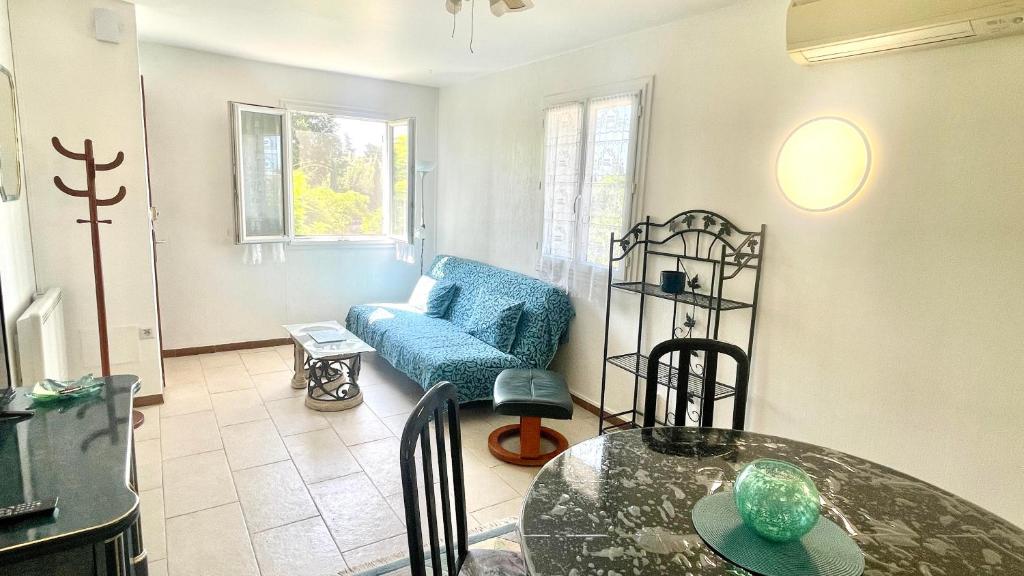 Część wypoczynkowa w obiekcie Rendez-vous au soleil de Provence - gite 4 personnes 80m2 - coin jardin - climatisation