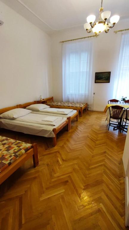 Postel nebo postele na pokoji v ubytování OKSZI Vendégház