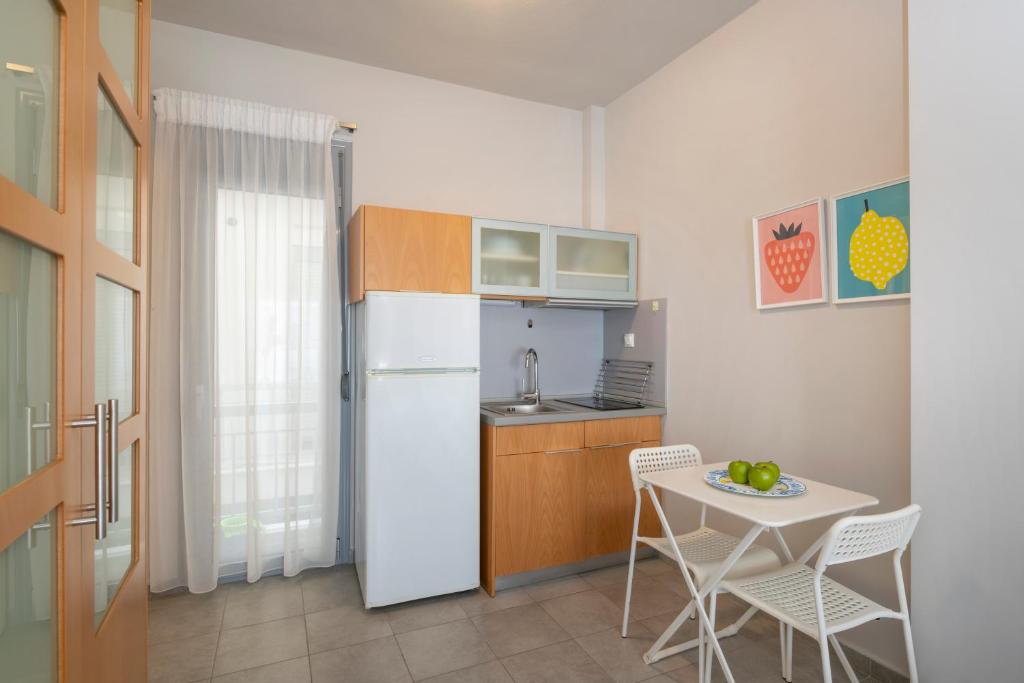 Kuchyň nebo kuchyňský kout v ubytování ammos seafront family apartments