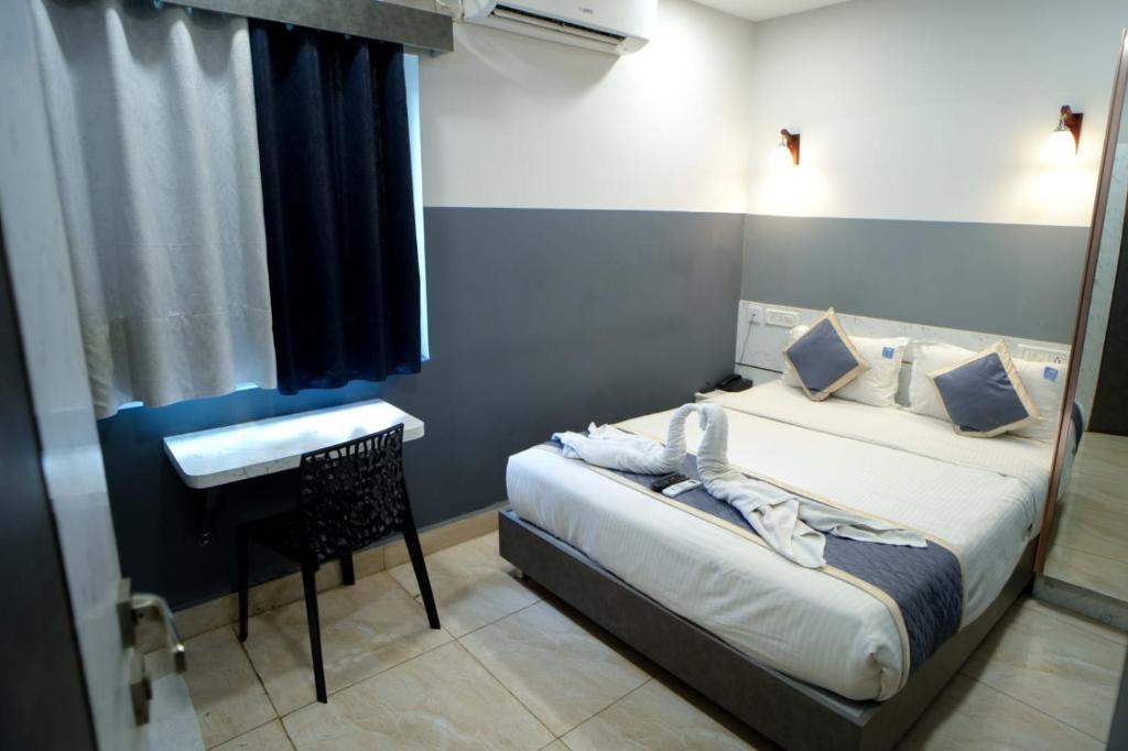Postel nebo postele na pokoji v ubytování HOTEL RAAJ GRAND