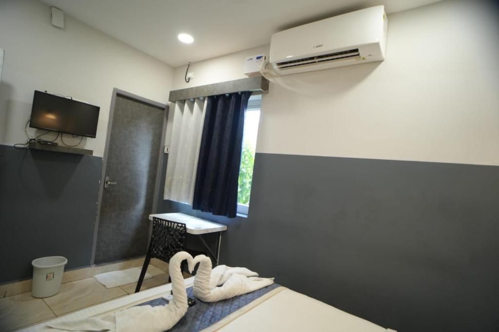 Postel nebo postele na pokoji v ubytování HOTEL RAAJ GRAND
