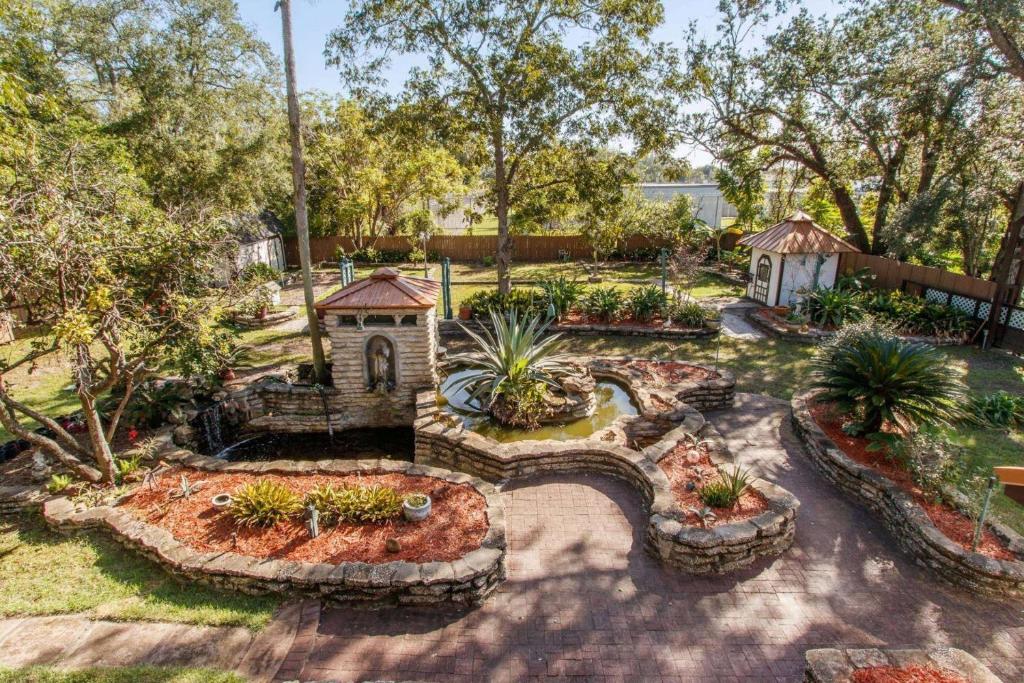 a backyard with a garden with a bridge and a pond at Garten Haus in Jacksonville