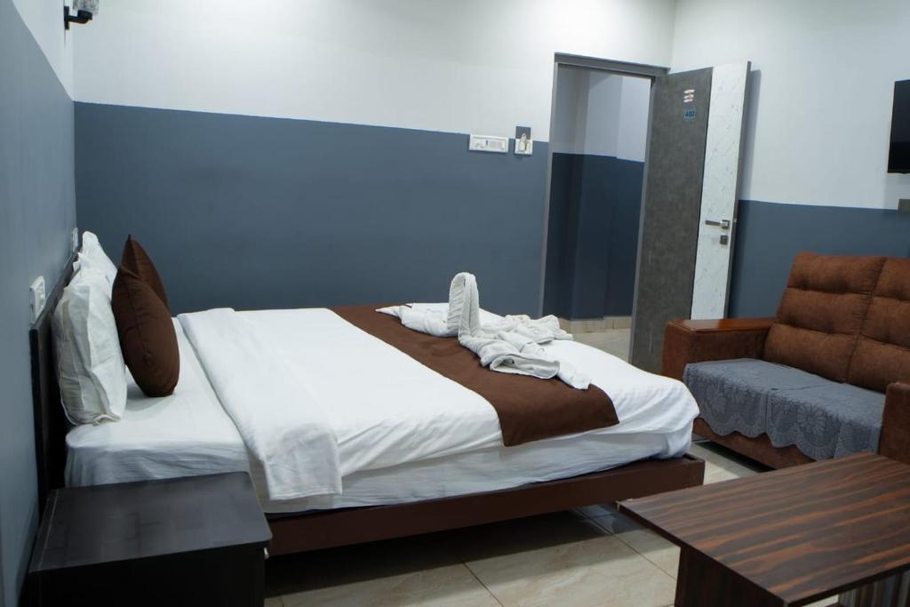 Postel nebo postele na pokoji v ubytování HOTEL RAAJ GRAND