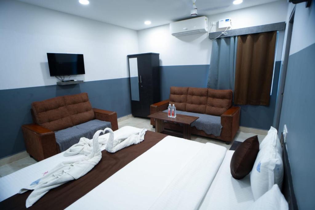 Postel nebo postele na pokoji v ubytování HOTEL RAAJ GRAND