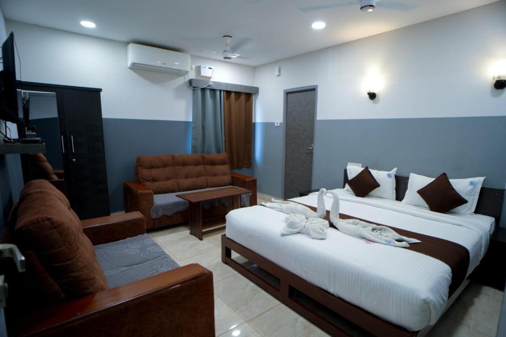 Postel nebo postele na pokoji v ubytování HOTEL RAAJ GRAND