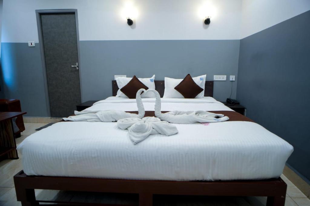 Postel nebo postele na pokoji v ubytování HOTEL RAAJ GRAND