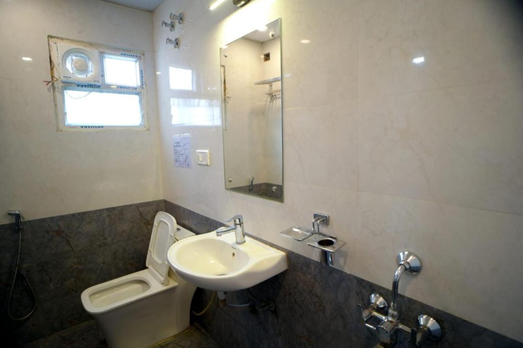 Koupelna v ubytování HOTEL RAAJ GRAND