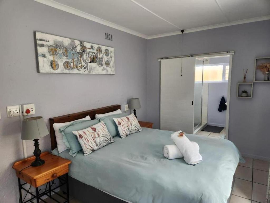 Postel nebo postele na pokoji v ubytování 25 ON Main Struisbaai