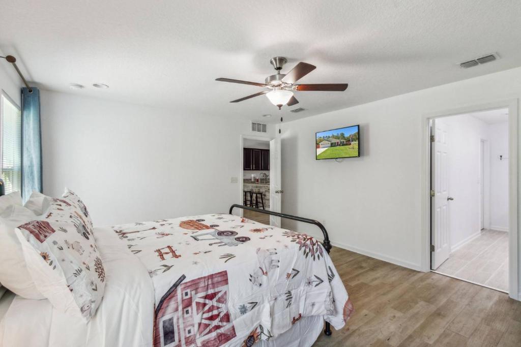 a bedroom with a bed and a ceiling fan at Herbalist Farm in Jacksonville