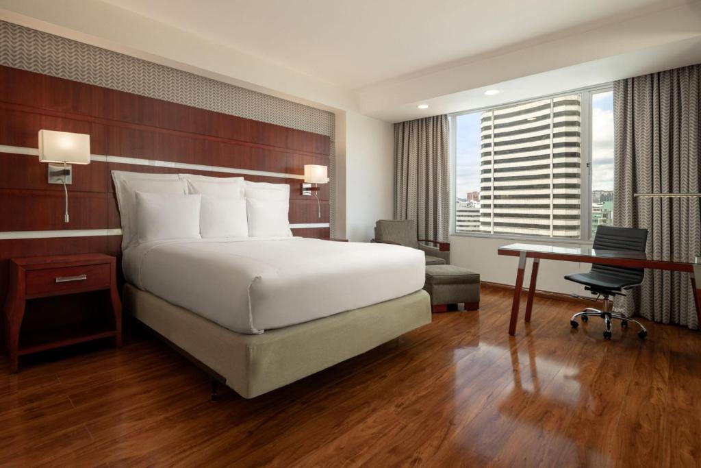 Postel nebo postele na pokoji v ubytování JW Marriott Quito