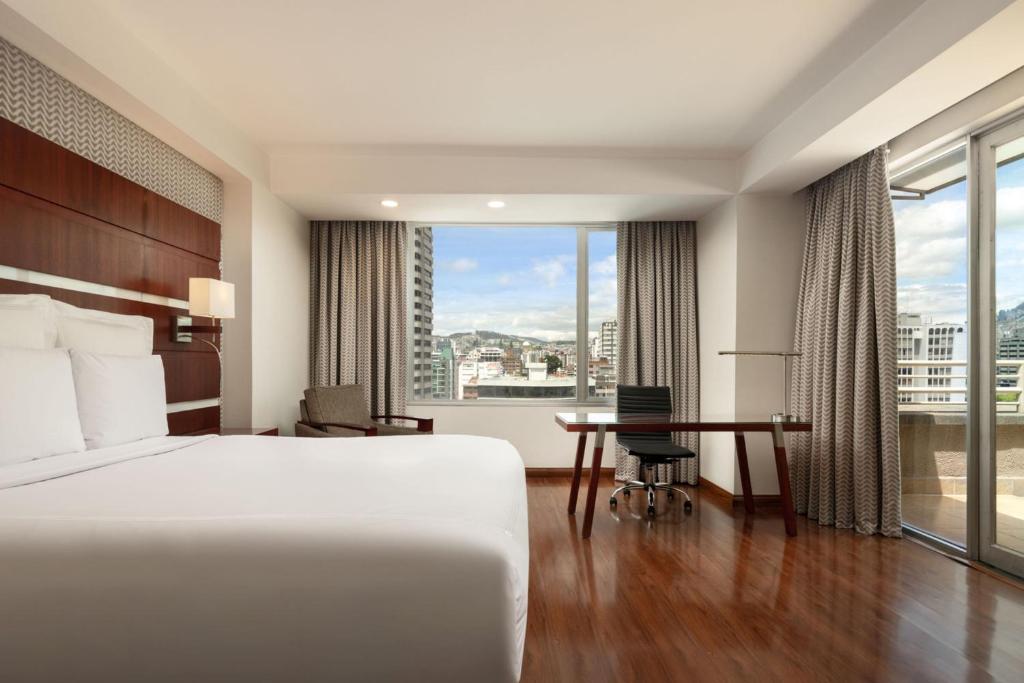 Postel nebo postele na pokoji v ubytování JW Marriott Quito