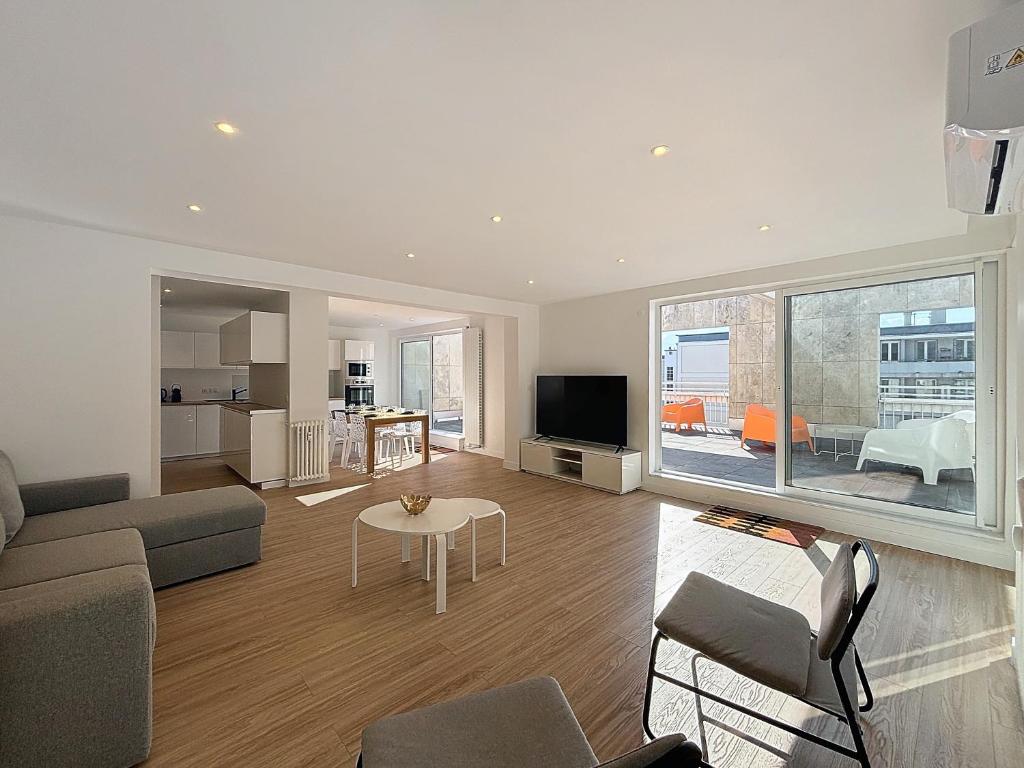 un salon avec un canapé et une table dans l'établissement Penthouse, Terrasse vue Montagne, à Grenoble