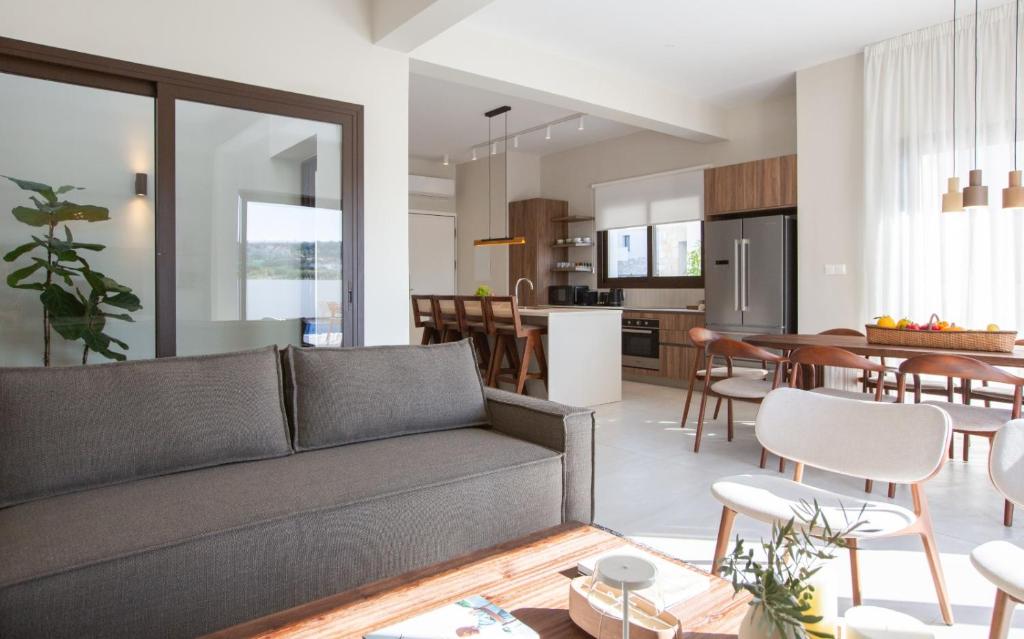 Kuchyň nebo kuchyňský kout v ubytování LIV & CO Suites & Villas