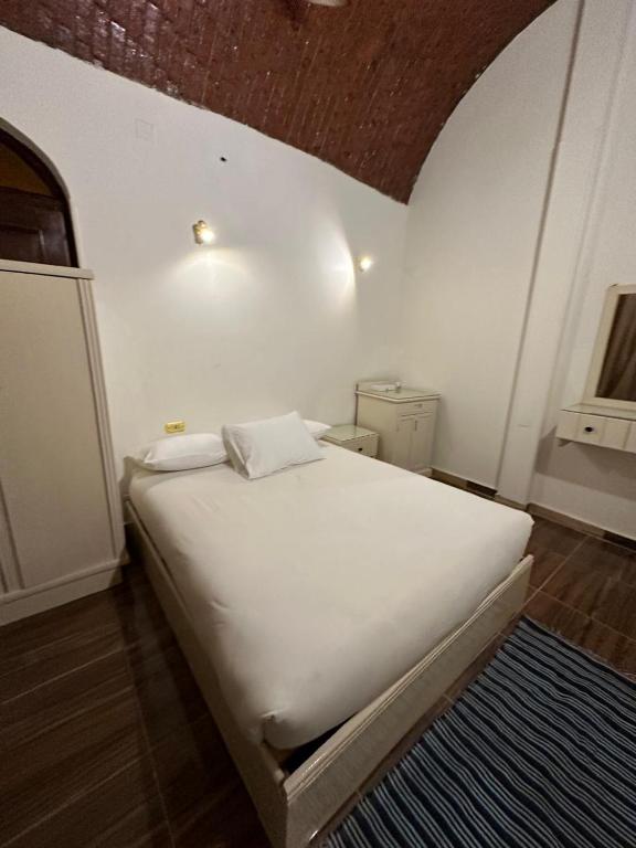 A bed or beds in a room at Matager Guesthouse