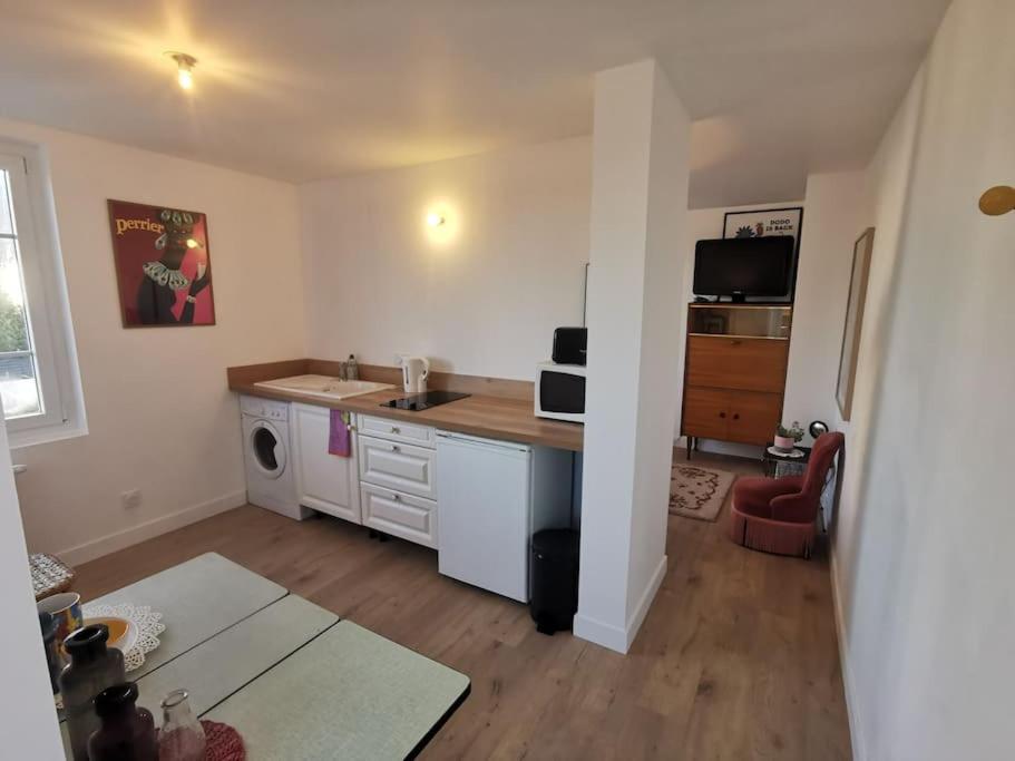 una cocina con fregadero y encimera en Studio à Clis, en Guérande