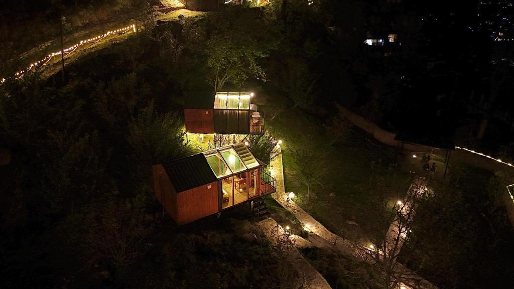 Fotografie z fotogalerie ubytování Glass Cabins by Urban Monk- Unique Centrally Heated Cabins with Electric Blankets v destinaci Manāli