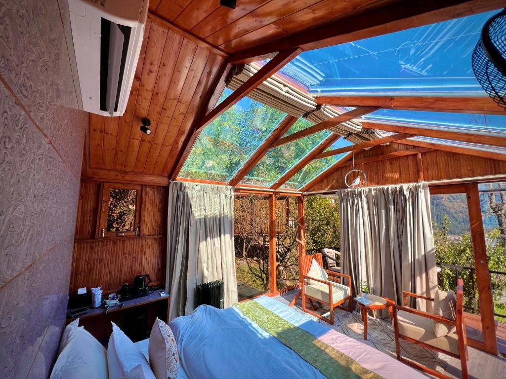 Balkón nebo terasa v ubytování Glass Cabins by Urban Monk- Unique Centrally Heated Cabins with Electric Blankets