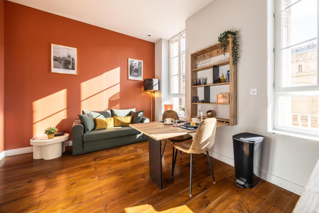un salon avec un canapé et une table dans l'établissement Le Muxu, à Toulouse