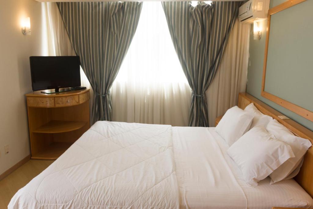 Postel nebo postele na pokoji v ubytování Atalaia Palace Hotel