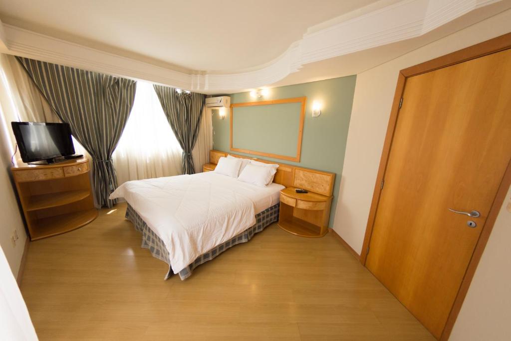 Postel nebo postele na pokoji v ubytování Atalaia Palace Hotel