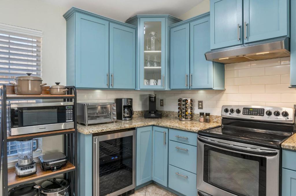 Beautiful Pet Friendly Home! Tropical Pool, Optional Golf Cart & Pool Heat, Minutes to Beach photo