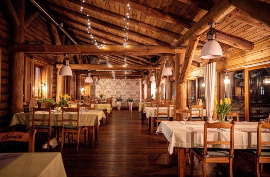 Reštaurácia alebo iné gastronomické zariadenie v ubytovaní Hotel Górski
