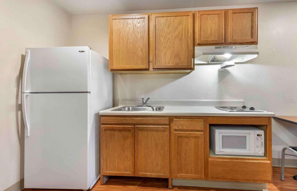 Kuchyň nebo kuchyňský kout v ubytování Extended Stay America Select Suites - Austin - Round Rock