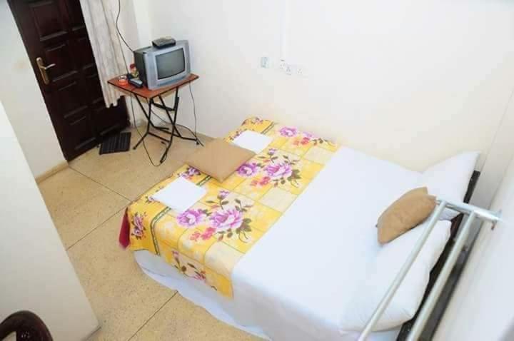 Postel nebo postele na pokoji v ubytování Manimalar Hotel