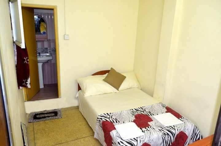 Postel nebo postele na pokoji v ubytování Manimalar Hotel