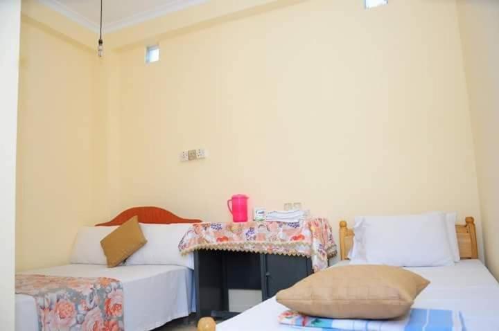 Postel nebo postele na pokoji v ubytování Manimalar Hotel