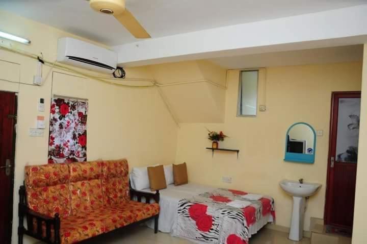 Postel nebo postele na pokoji v ubytování Manimalar Hotel