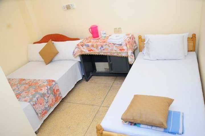 Postel nebo postele na pokoji v ubytování Manimalar Hotel