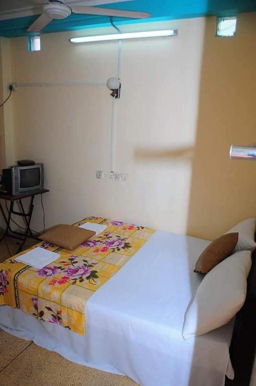 Postel nebo postele na pokoji v ubytování Manimalar Hotel