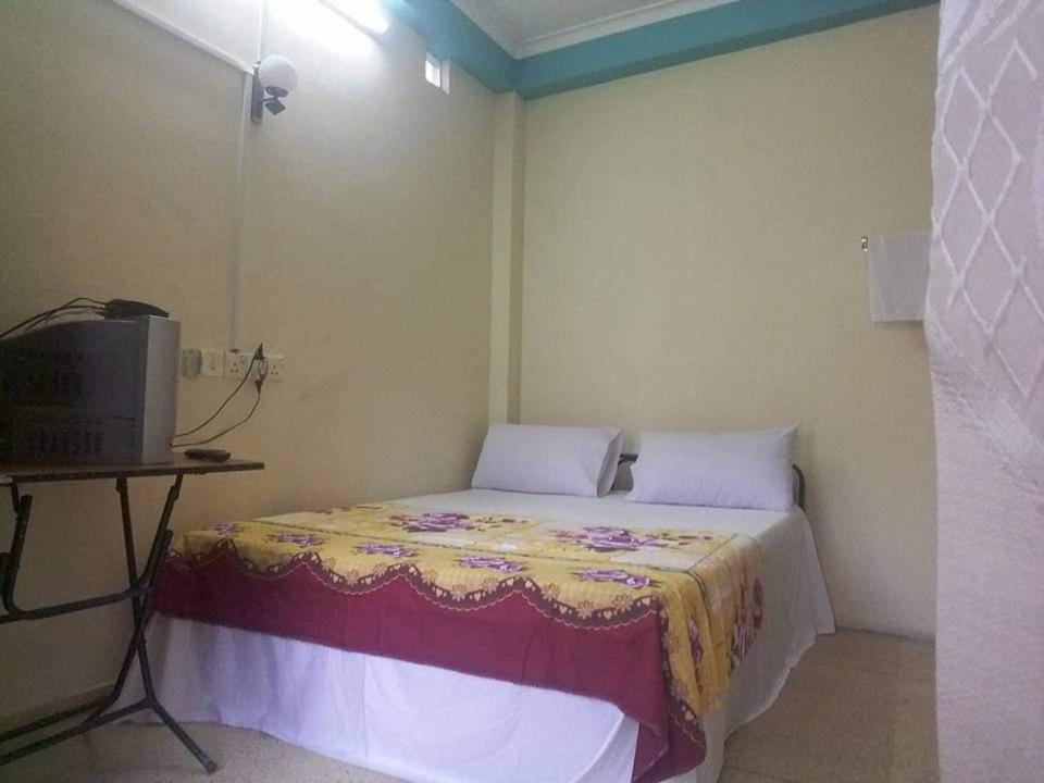 Postel nebo postele na pokoji v ubytování Manimalar Hotel