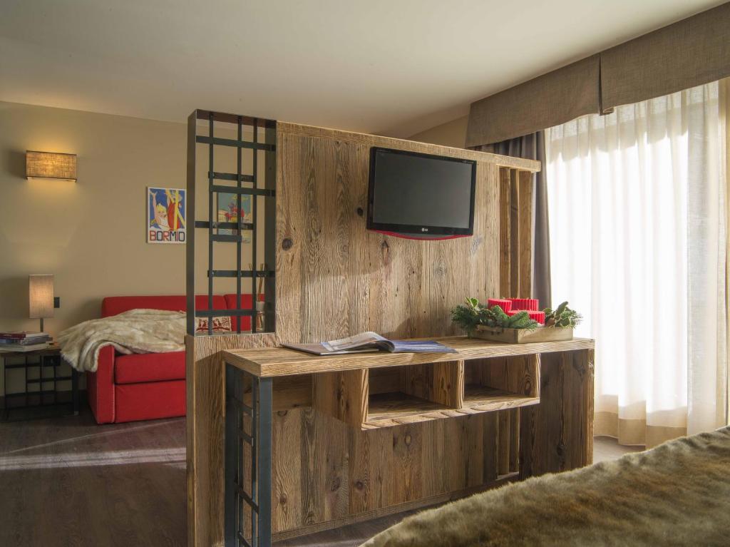 TV a/nebo společenská místnost v ubytování Olimpia Hotel