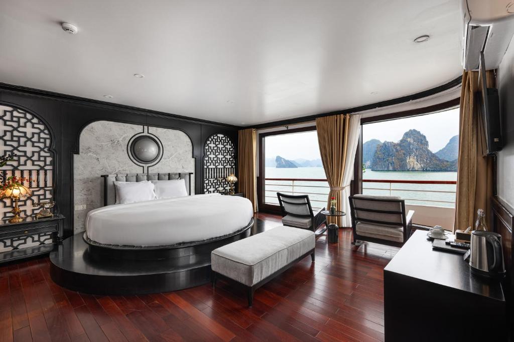um quarto com uma cama grande e uma janela grande em Aqua Of The Seas Cruise Halong em Ha Long