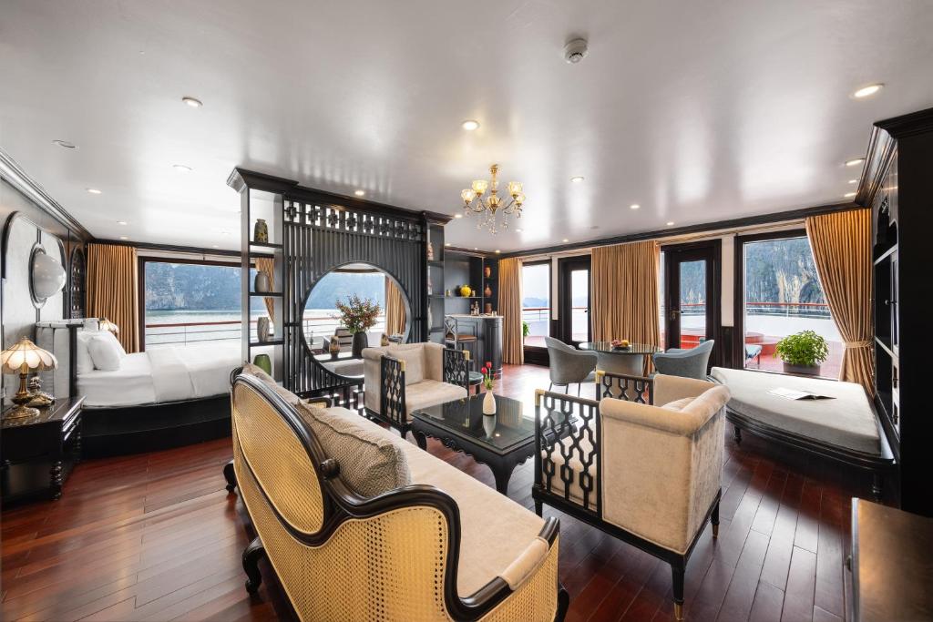 Uma cama ou camas num quarto em Aqua Of The Seas Cruise Halong