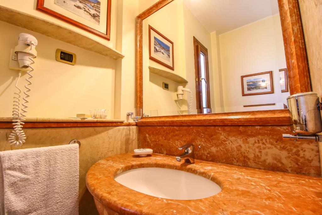 Kúpeľňa v ubytovaní Hotel Il Faro Della Guitgia Tommasino