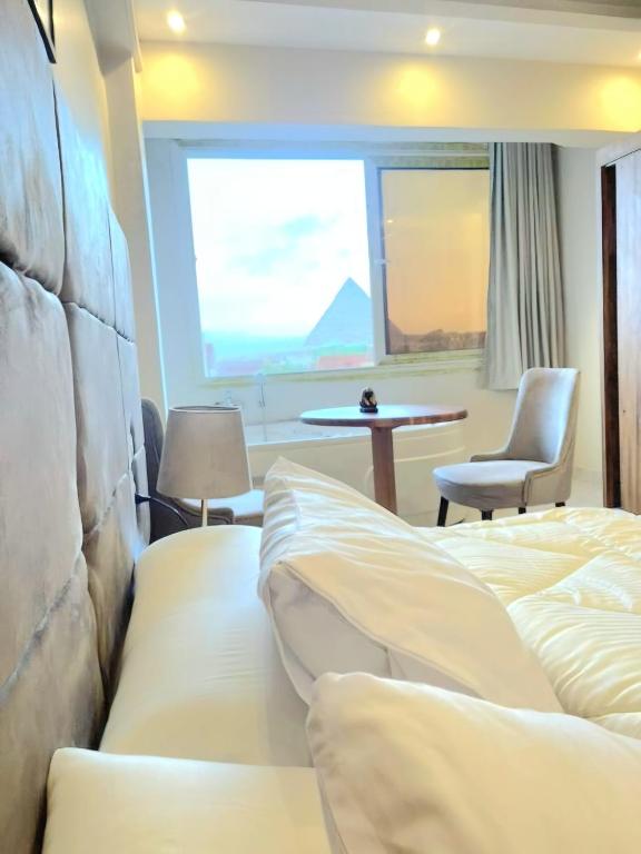 Postel nebo postele na pokoji v ubytování Pyramids Rose view