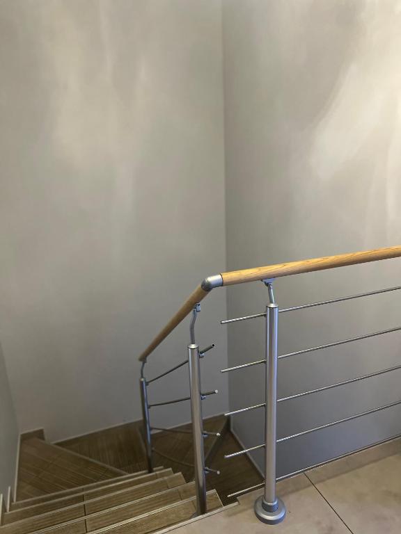un escalier avec rampe en métal dans l'établissement Soniaedmon, à Perpignan