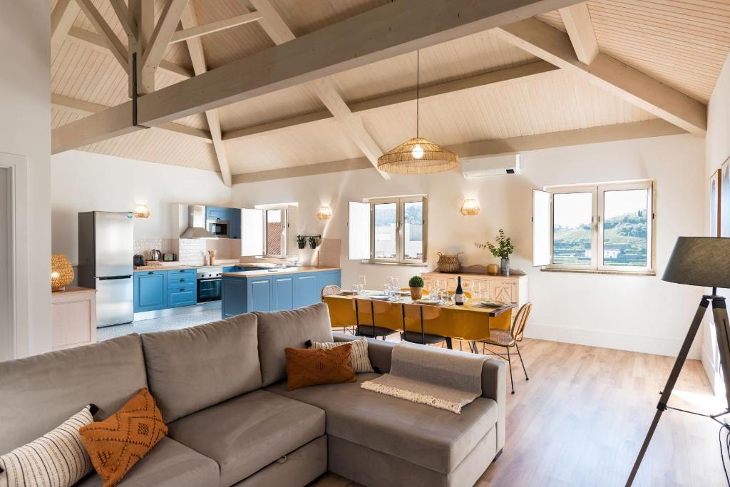 una sala de estar con un sofá y una mesa en Feel Discovery Homes in Douro, en Peso da Régua