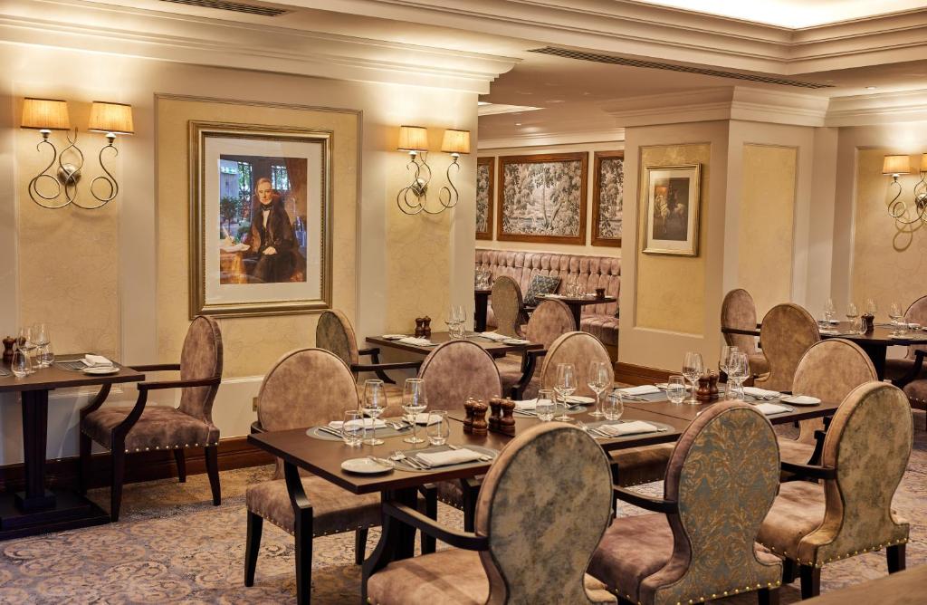 Uma área de estar em The Royal Horseguards Hotel, London